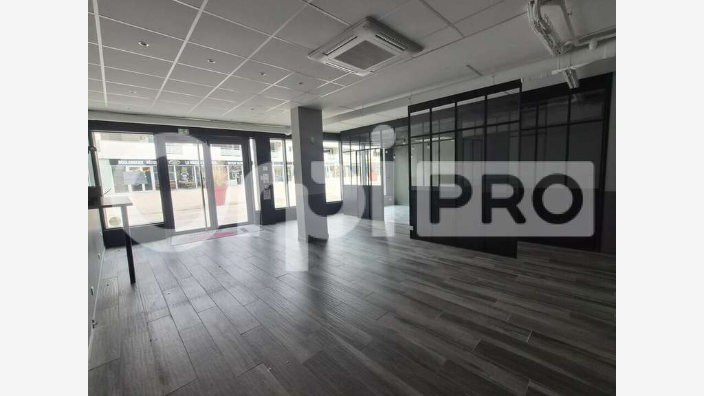 Local commercial neuf 136m² à louer à Bezannes