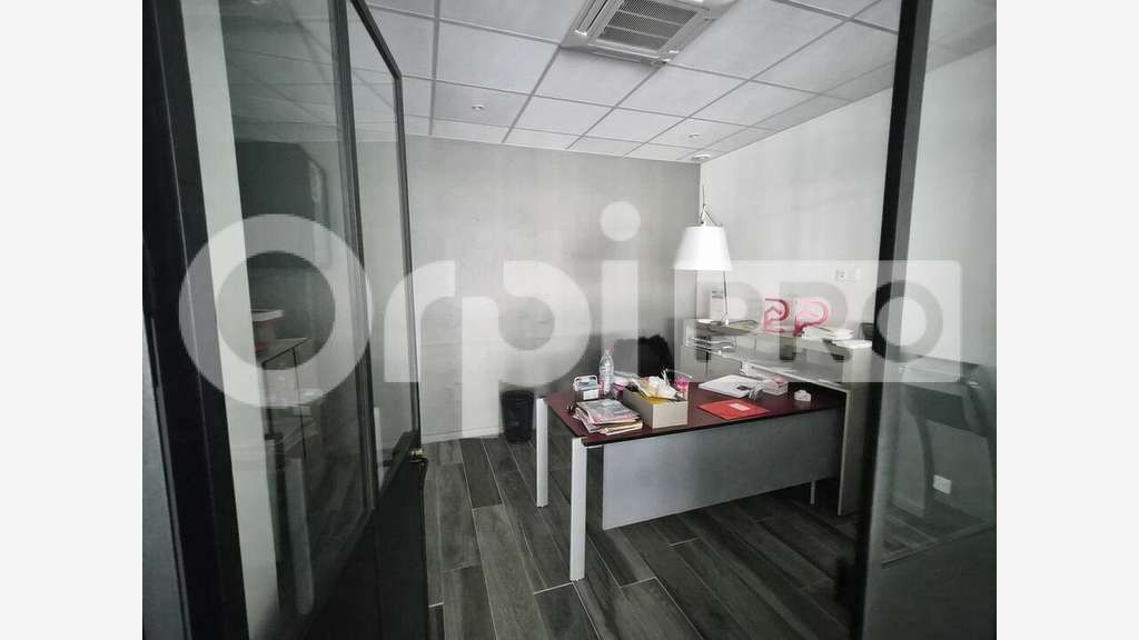 Local commercial neuf 136m² à louer à Bezannes