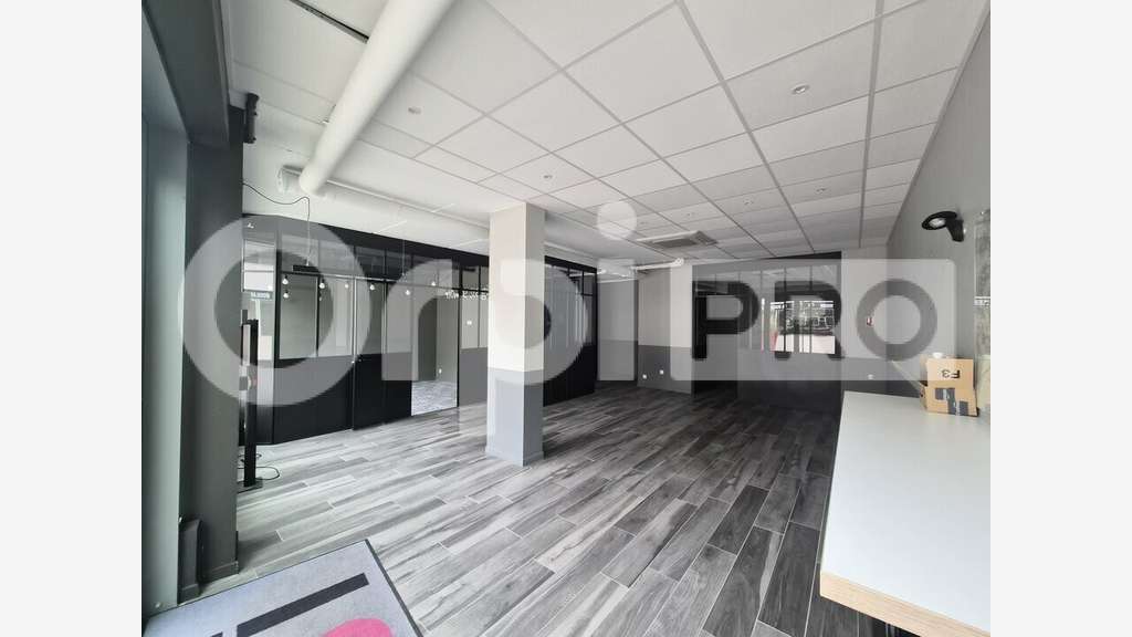 Local commercial neuf 136m² à louer à Bezannes