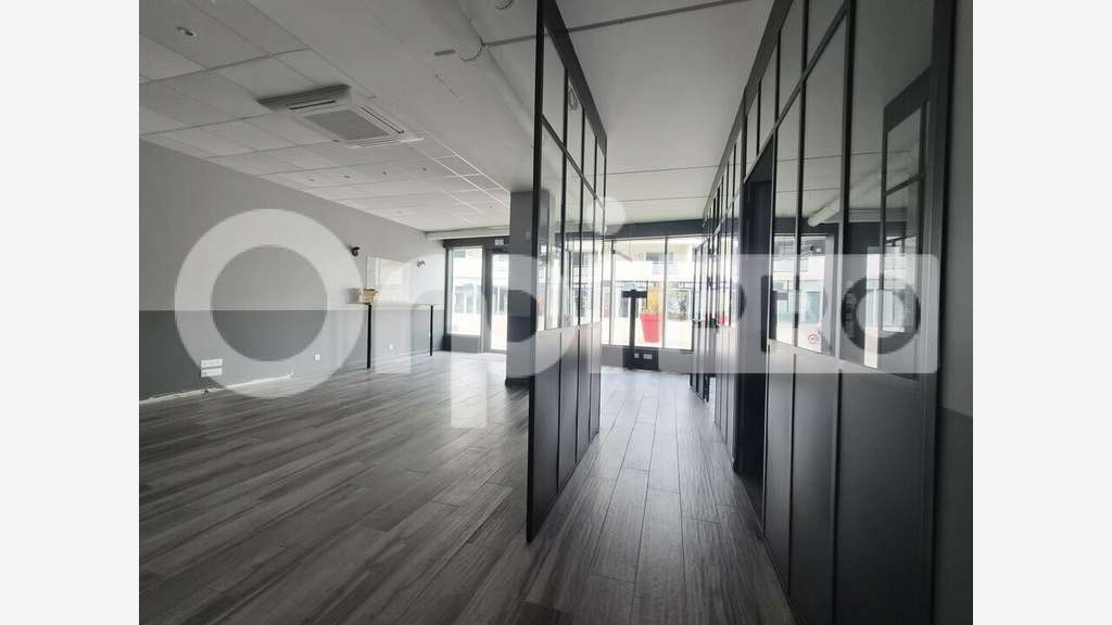Local commercial neuf 136m² à louer à Bezannes