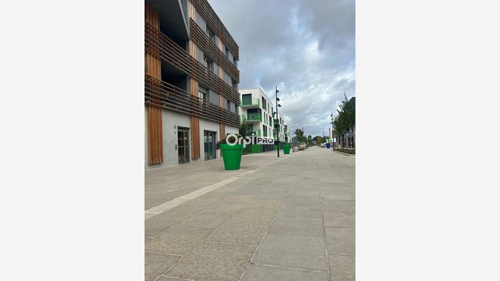 A louer local commercial 185m² à Bezannes