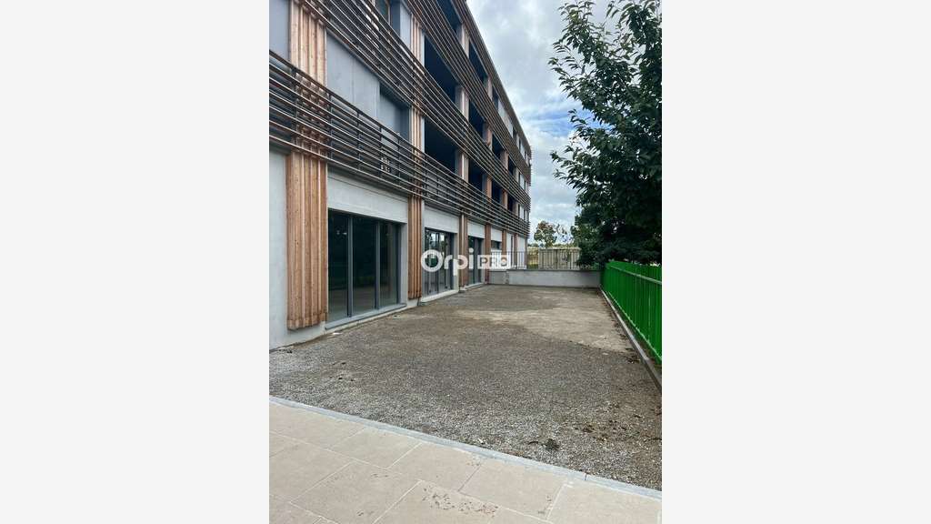 A louer local commercial 185m² à Bezannes