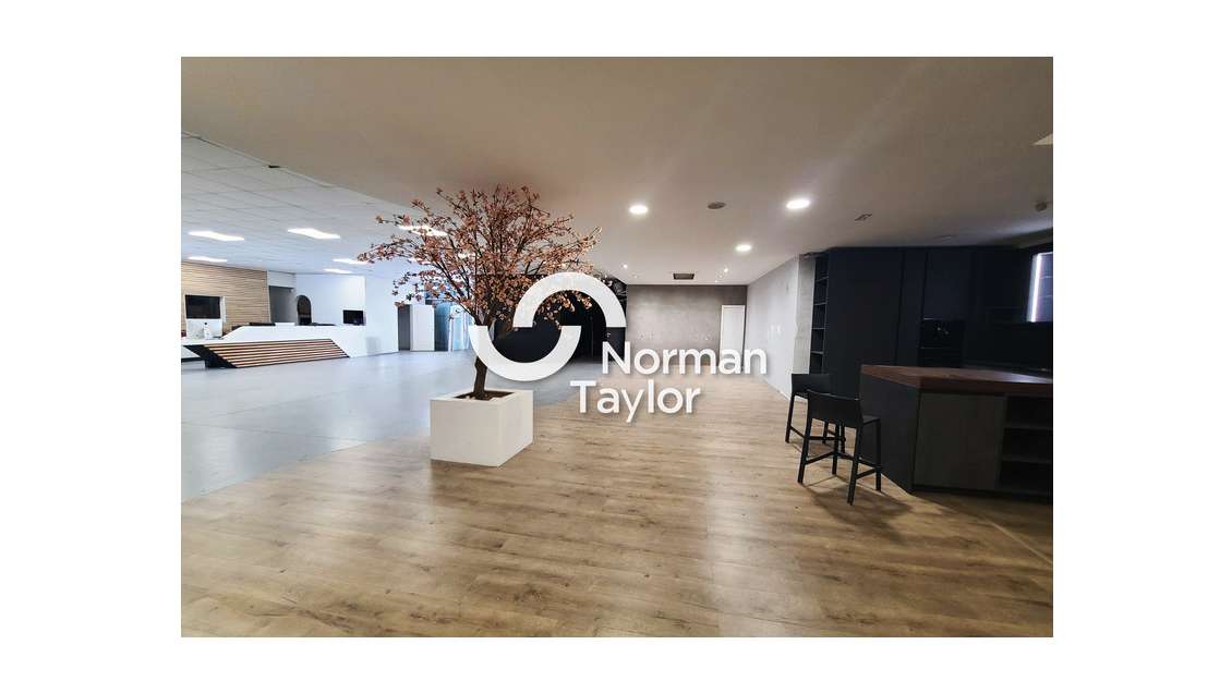 Local commercial 900m² à louer à Béziers