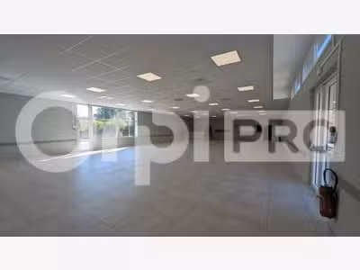Local commercial rénové 400m² à louer à Béziers