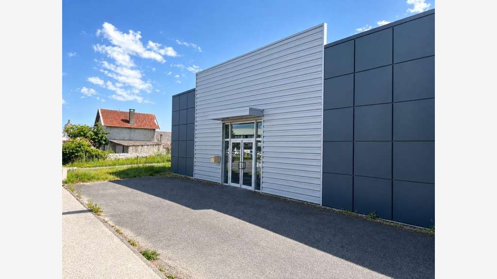 Location local commercial récent de 200m² à Bias