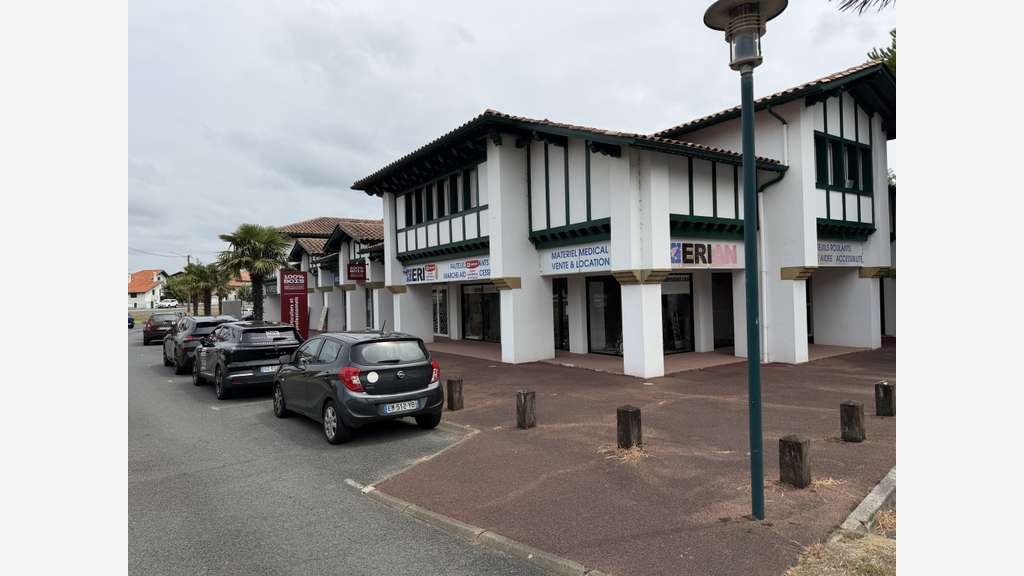 A louer local commercial 232m² empl d'angle Bidart