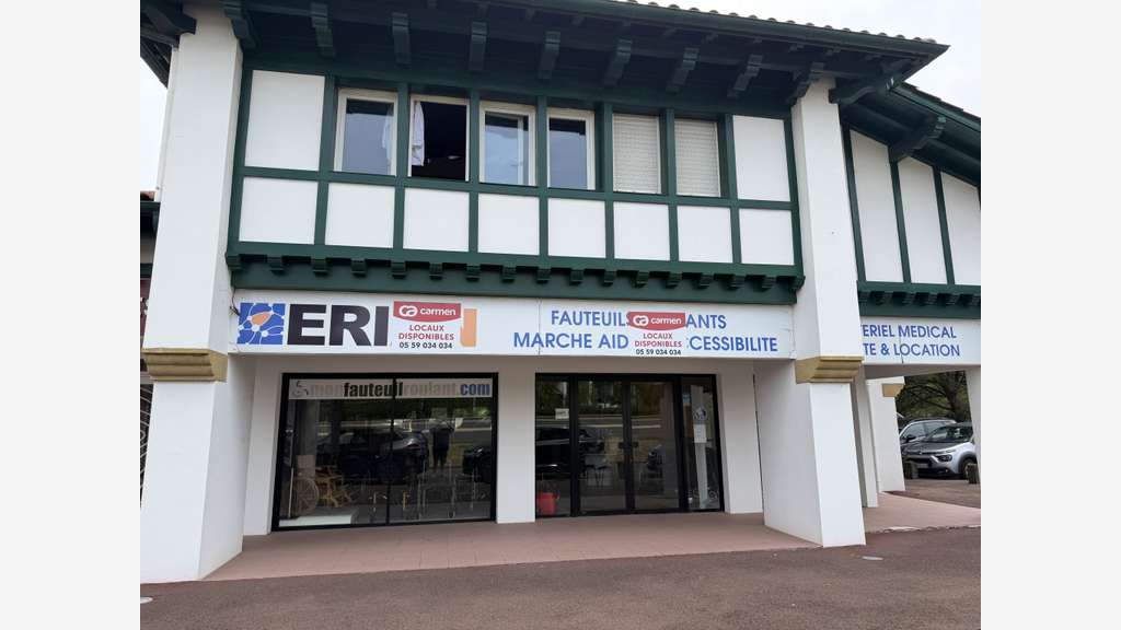 A louer local commercial 232m² empl d'angle Bidart