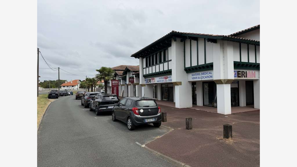 A louer local commercial 232m² empl d'angle Bidart