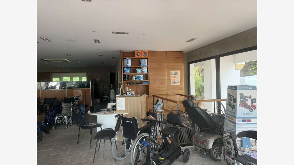 A louer local commercial 232m² empl d'angle Bidart