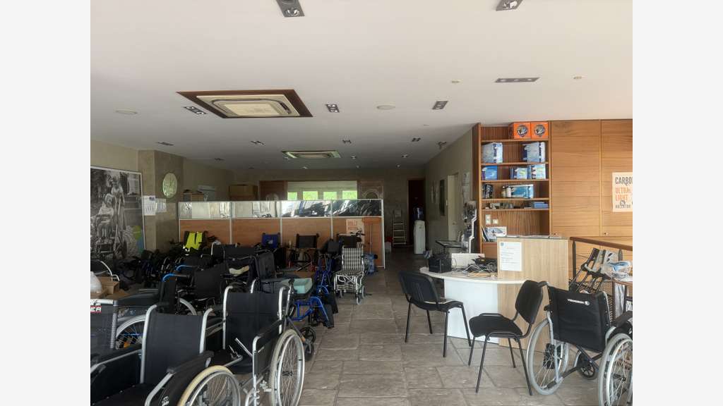 A louer local commercial 232m² empl d'angle Bidart