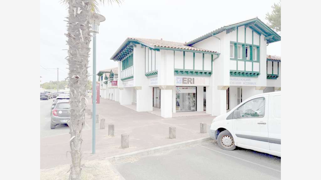 A louer local commercial 232m² empl d'angle Bidart