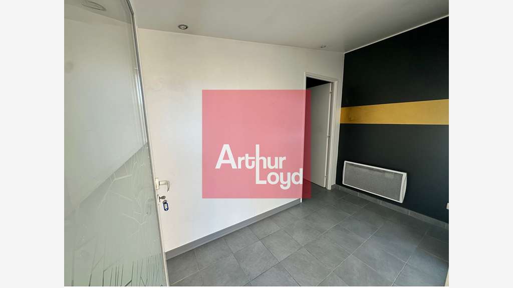 A louer local commercial bureaux dans zone de Boé