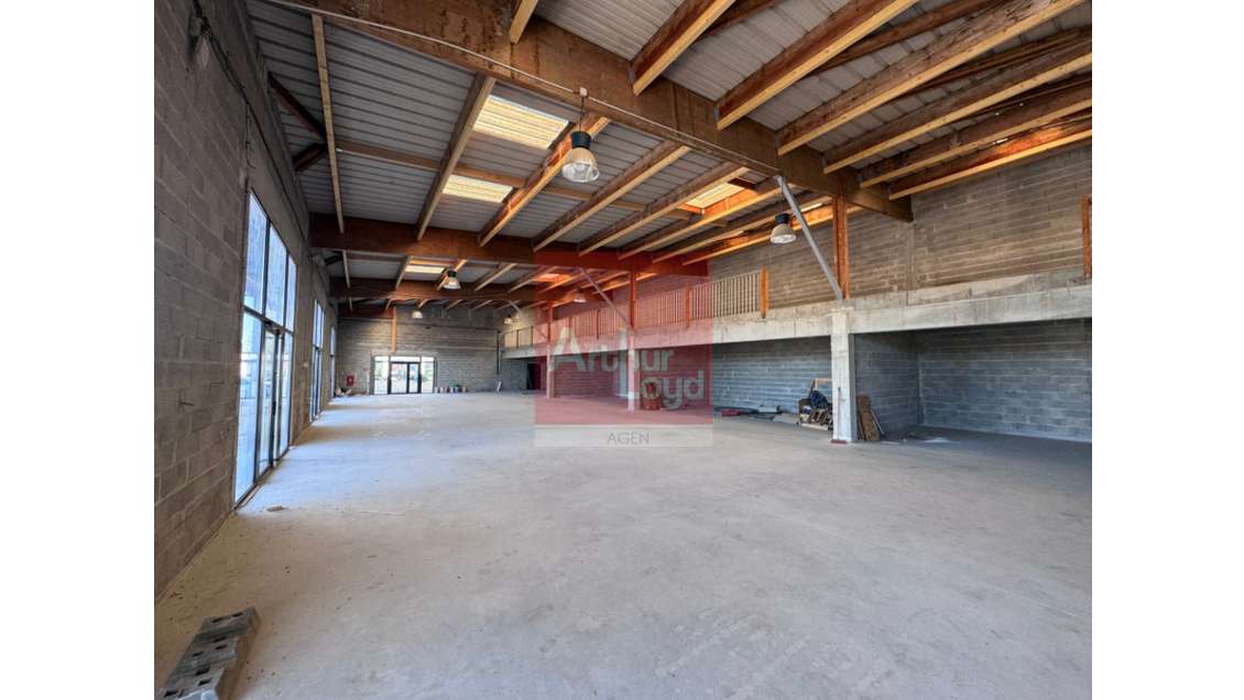 Local 500m² à louer excellente visibilité à Boé