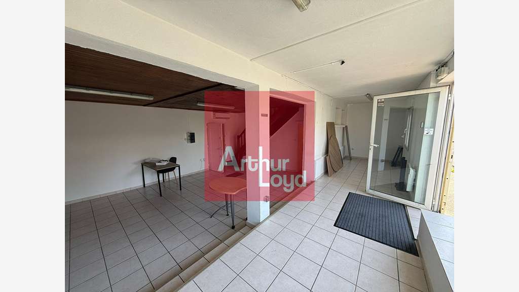 Local ou bureaux 96m² avec forte visibilité à Boé