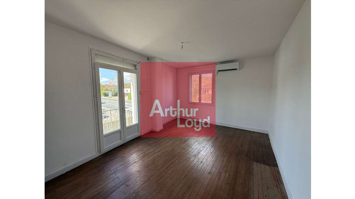 Local ou bureaux 96m² avec forte visibilité à Boé