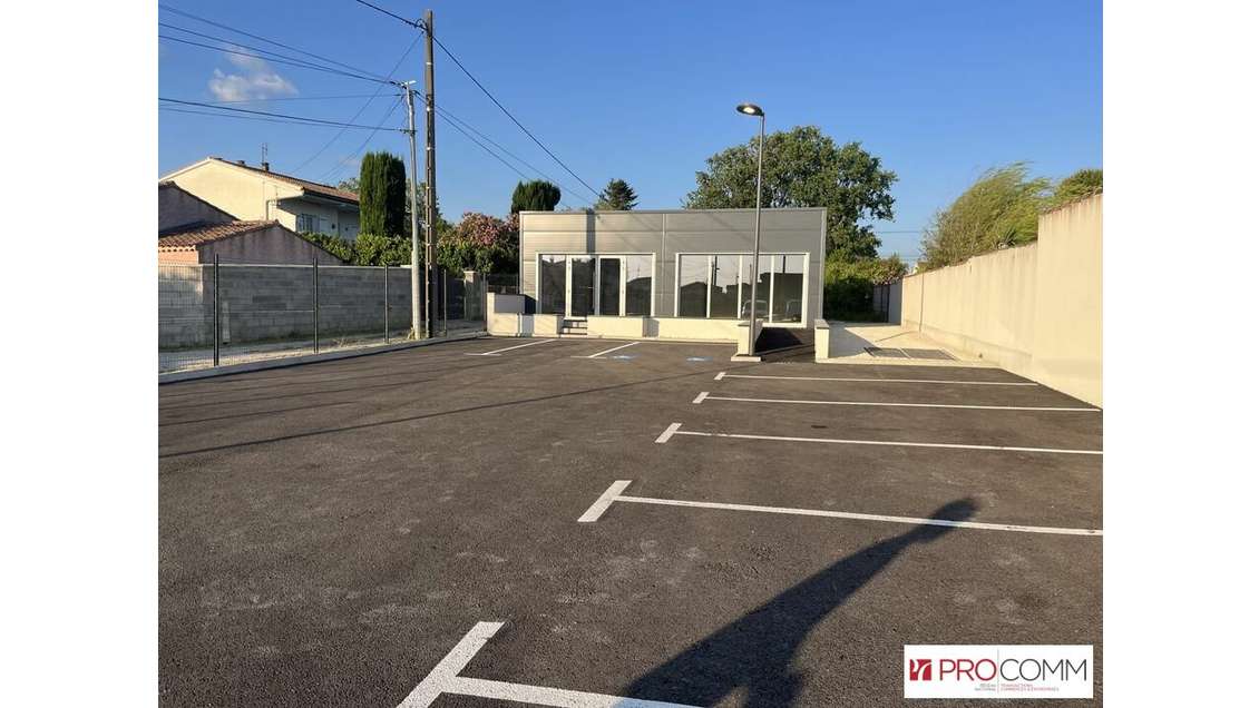 Local commercial neuf de 100m² à louer à Bollène