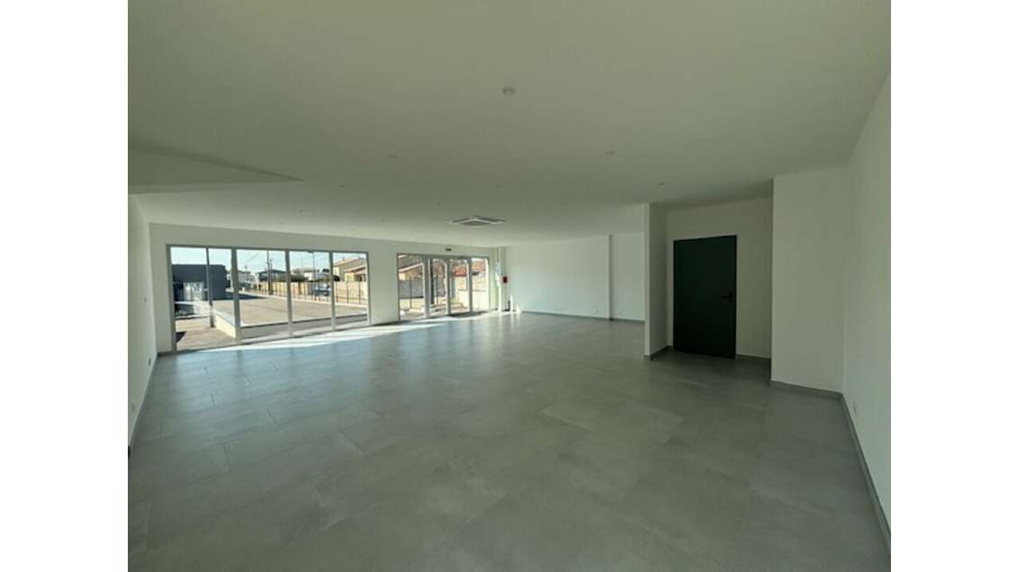 Local commercial neuf de 100m² à louer à Bollène