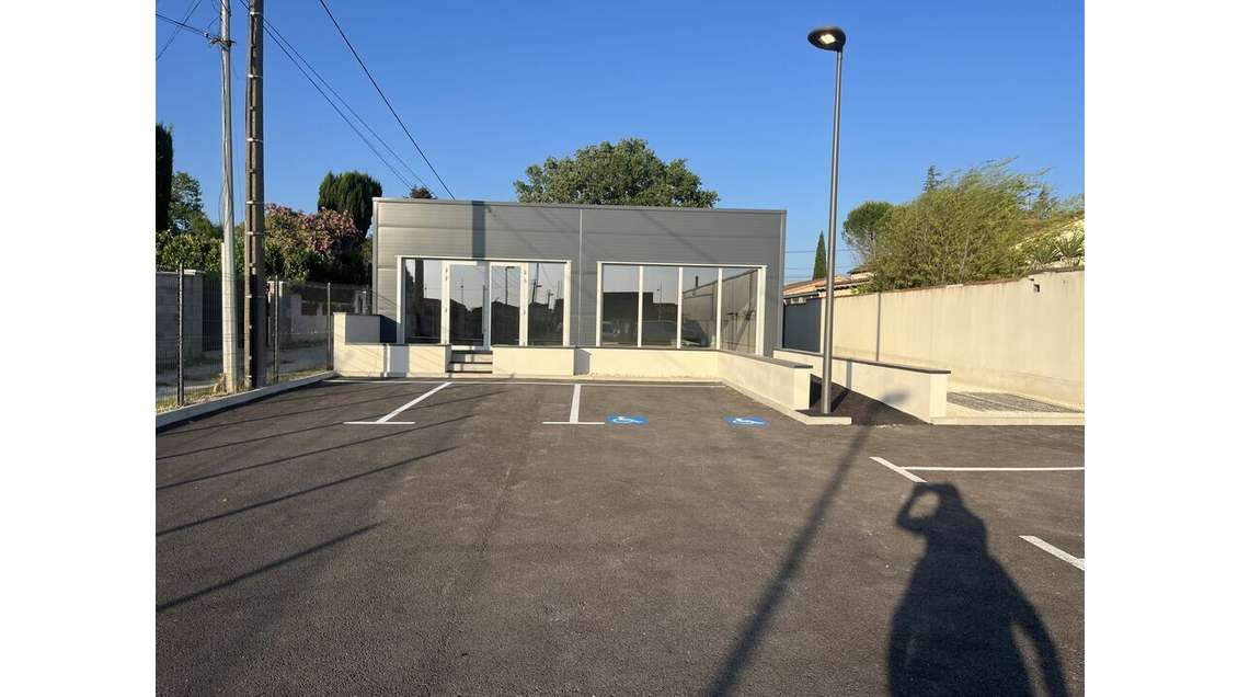 Local commercial neuf de 100m² à louer à Bollène