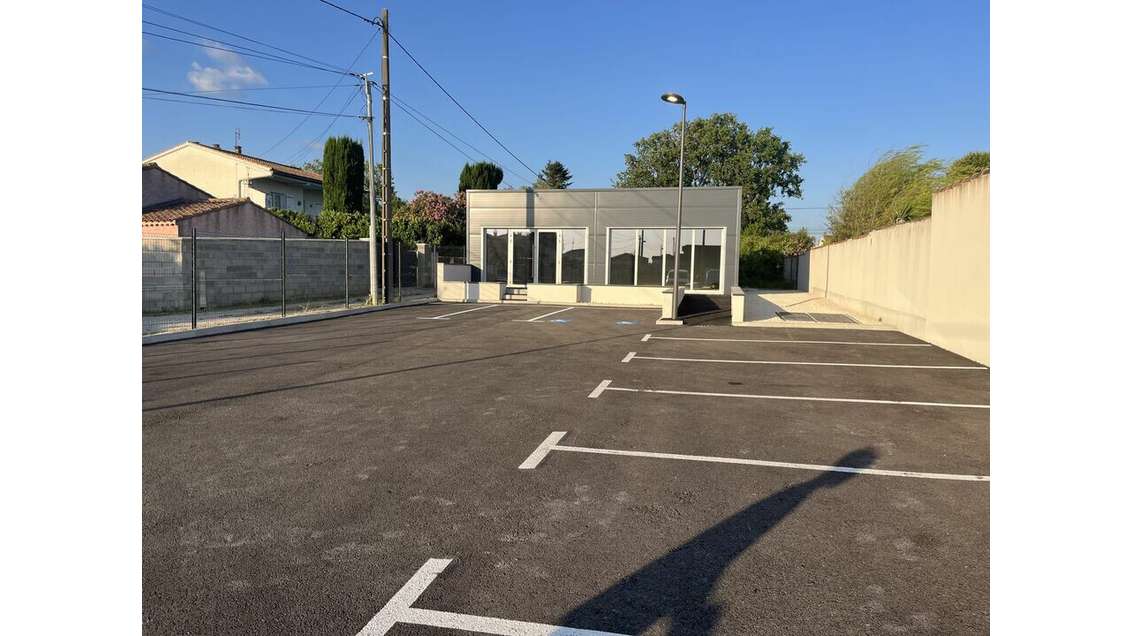 Local commercial neuf de 100m² à louer à Bollène