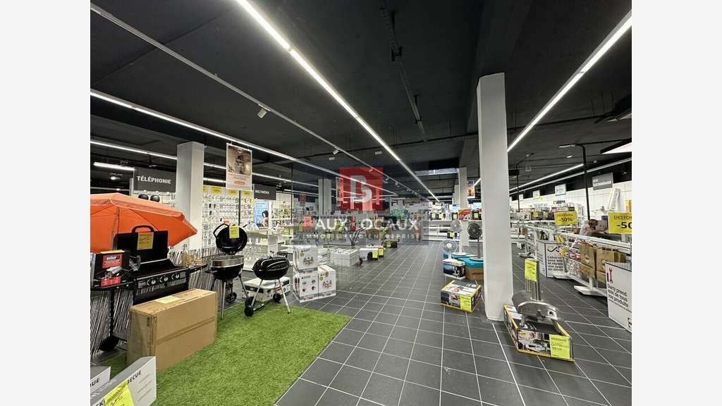Local commercial 2040m² à louer à Bollène