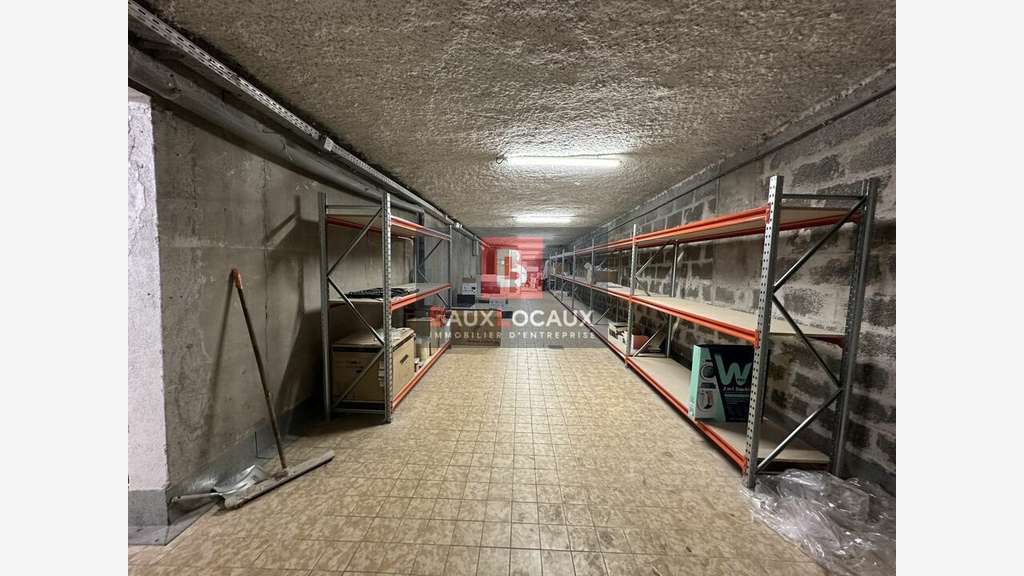 Local commercial 2040m² à louer à Bollène