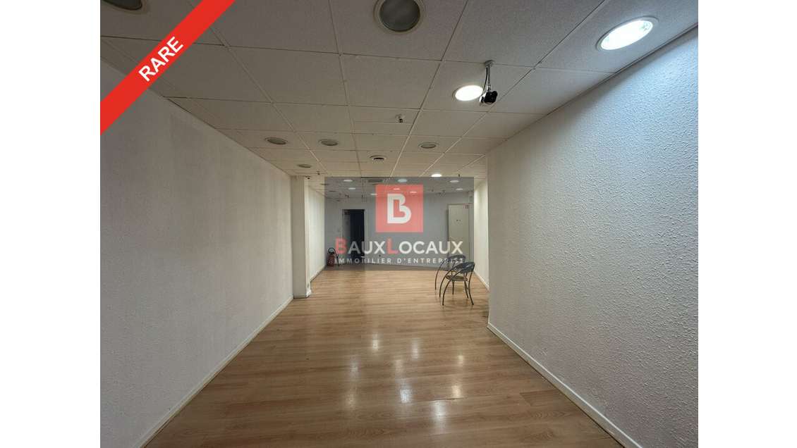 Local commercial 102m² à louer en galerie Bollène