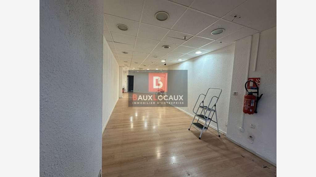 Local commercial 102m² à louer en galerie Bollène