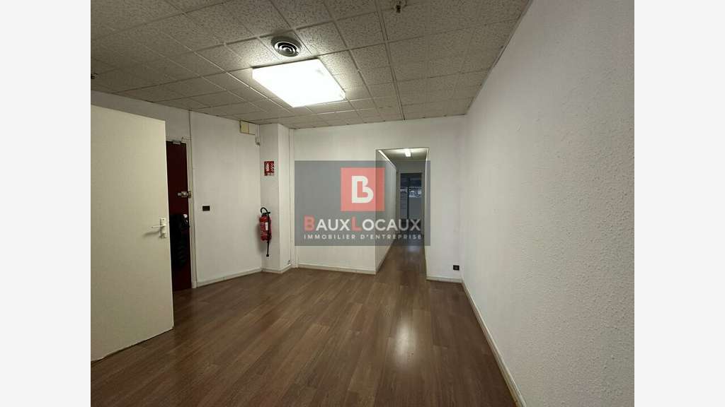 Local commercial 102m² à louer en galerie Bollène