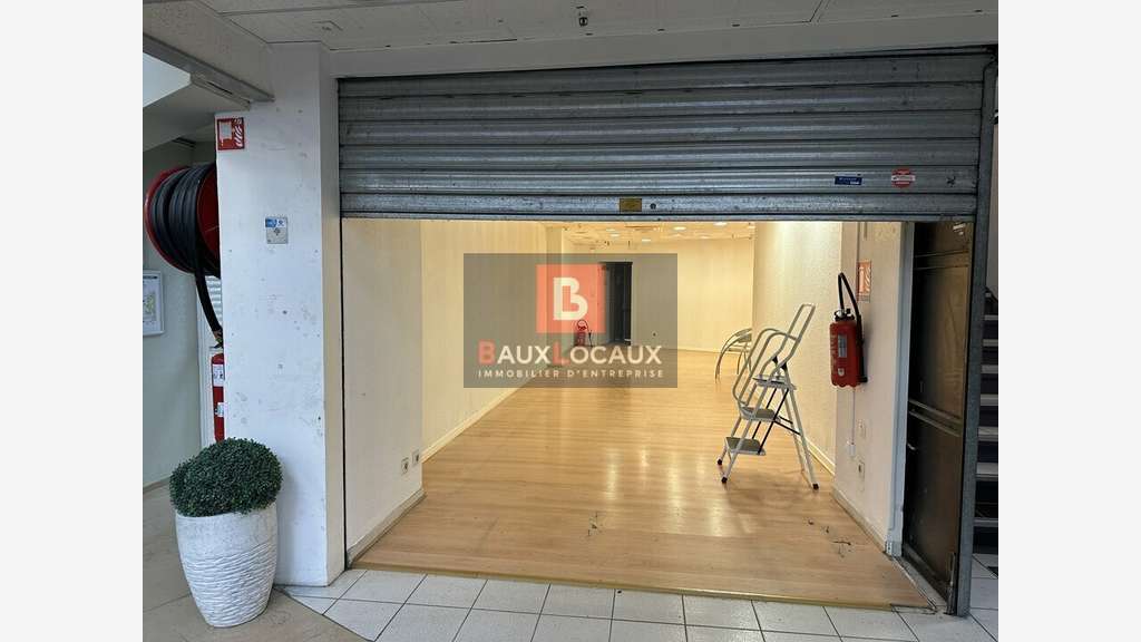 Local commercial 102m² à louer en galerie Bollène
