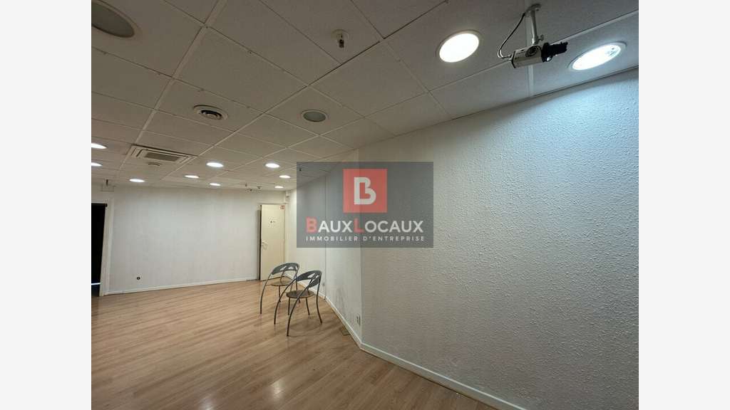 Local commercial 102m² à louer en galerie Bollène