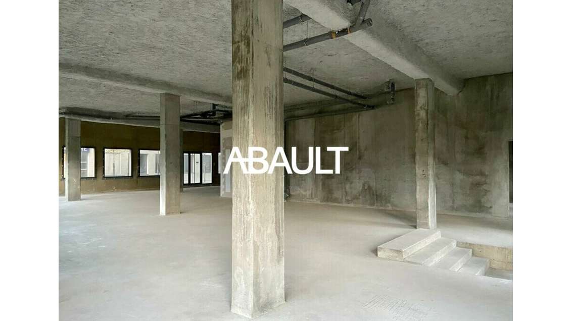 Local 326m² à louer à Bordeaux Pont Chaban-Delmas