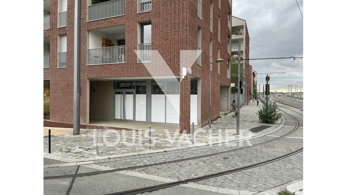 Location local d'angle 108m² à Bordeaux Bacalan 