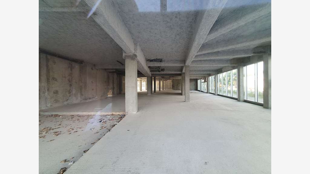 Local 305m² à louer à Bordeaux Bassins à Flot