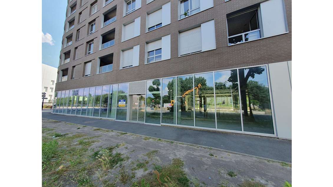 Local 305m² à louer à Bordeaux Bassins à Flot