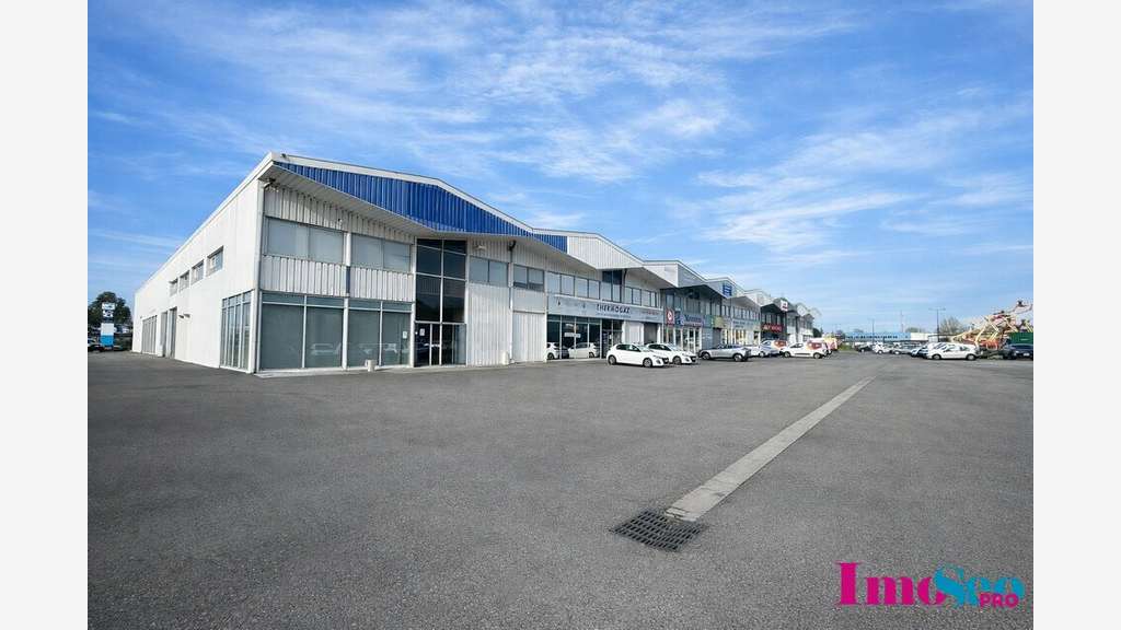 Local 500m² à louer à Bordeaux Zone Auchan Lac