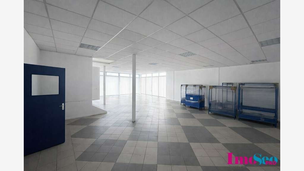 Local 500m² à louer à Bordeaux Zone Auchan Lac