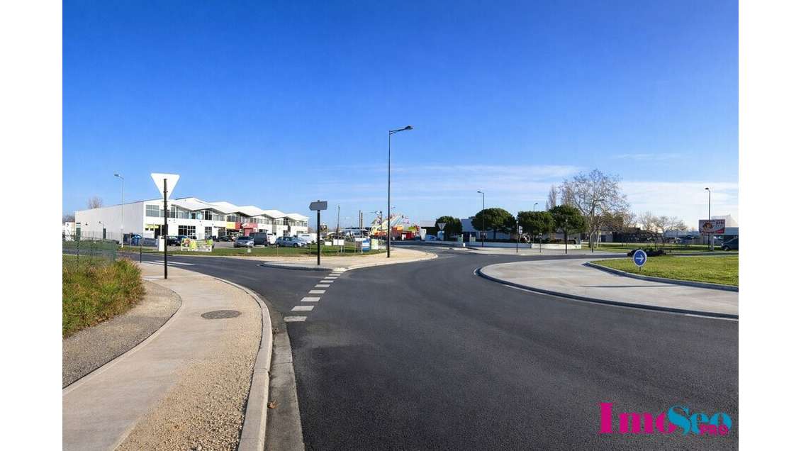 Local 500m² à louer à Bordeaux Zone Auchan Lac