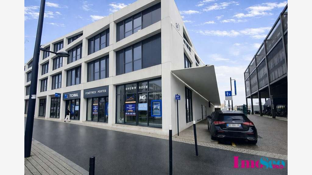 Loue local commercial 202m² Bordeaux Bassin à Flot