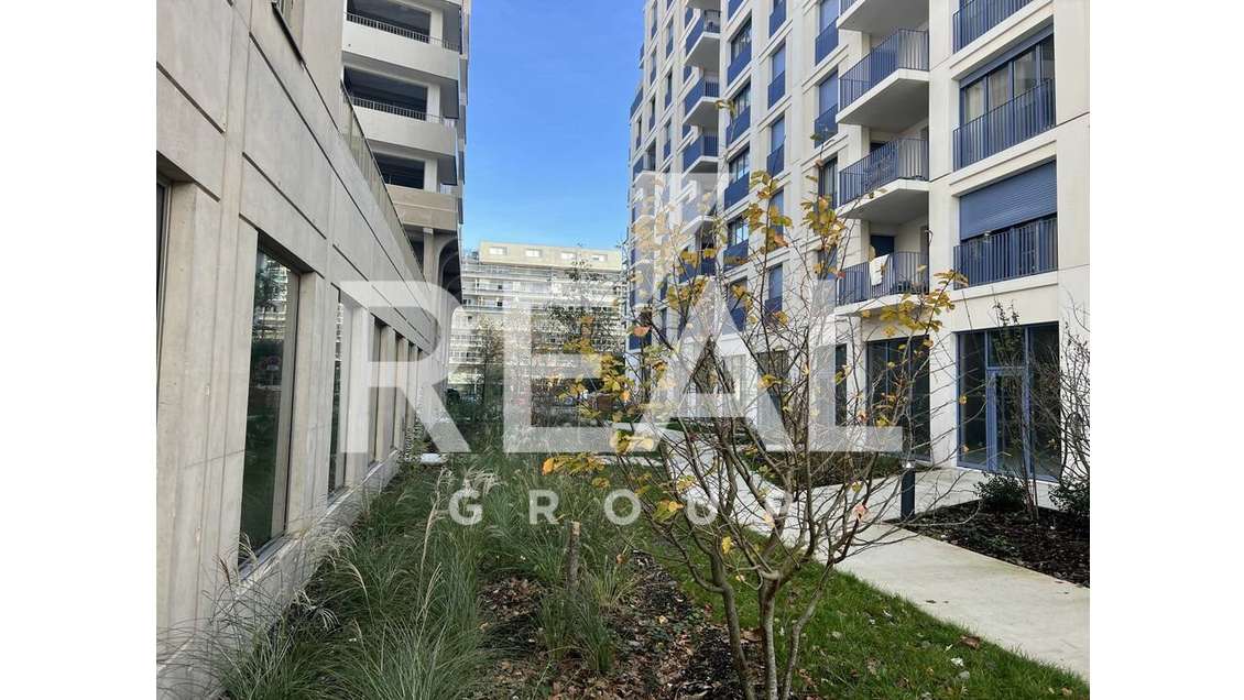 Location local d'angle de 244m² à Bordeaux