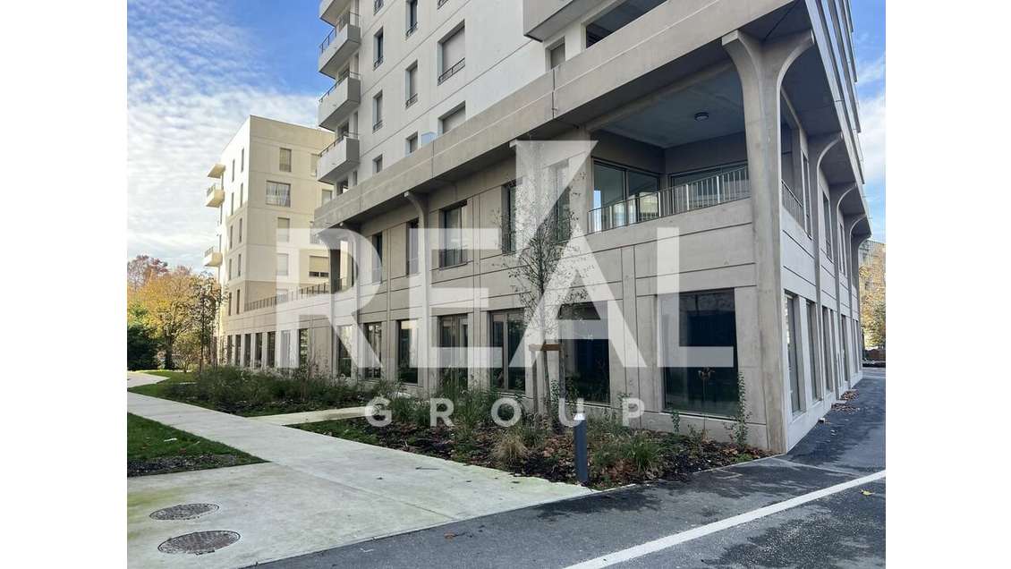 Location local d'angle de 244m² à Bordeaux