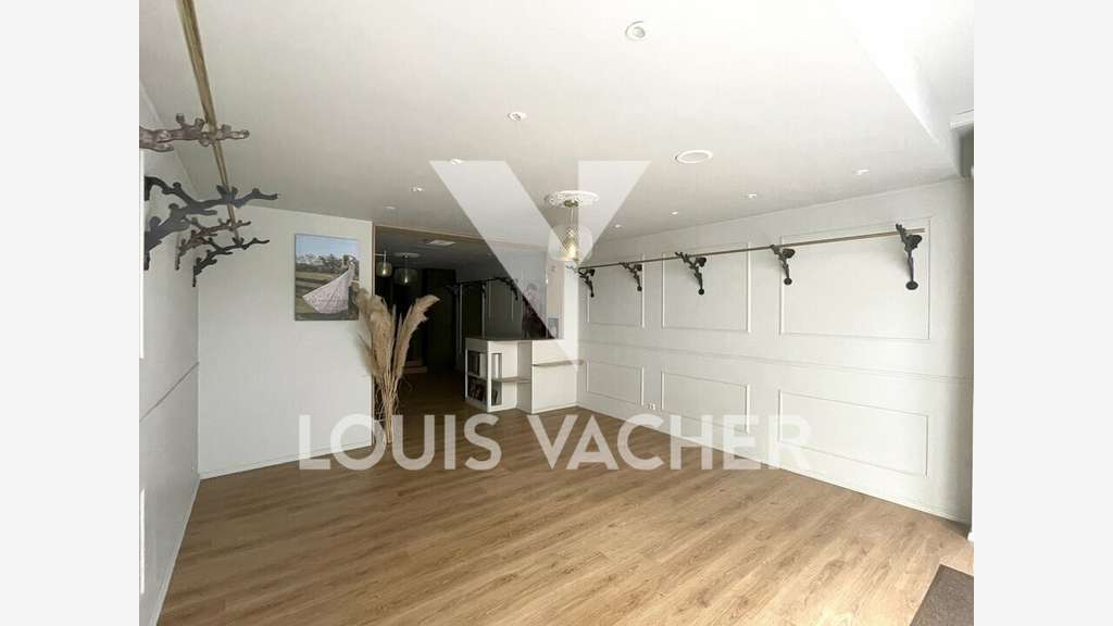 Location pure local 87m² à Bordeaux Rue Huguerie