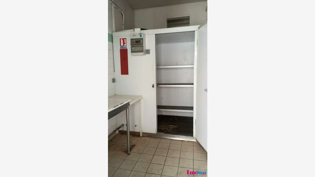 Local commercial de 320m² à louer à Bordeaux