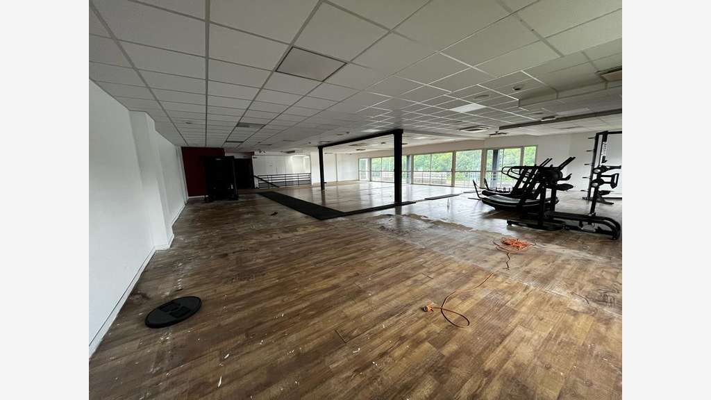Local commercial 900m² à louer à Bordeaux A. Daney
