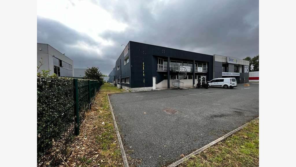 Local commercial 900m² à louer à Bordeaux A. Daney