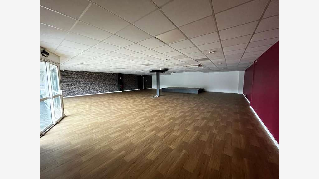 Local commercial 900m² à louer à Bordeaux A. Daney