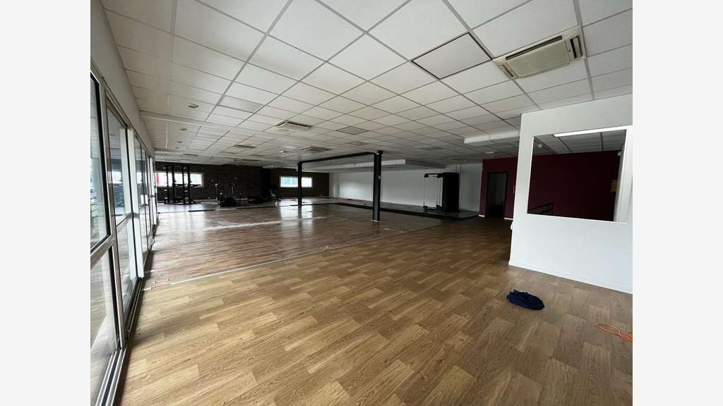 Local commercial 900m² à louer à Bordeaux A. Daney