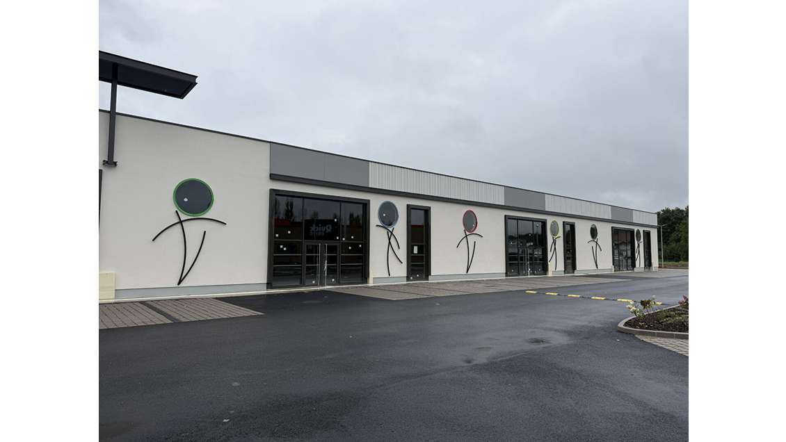 Loue local commercial neuf de 600m² à Botans