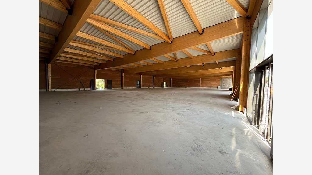 Local 300m² dans un ensemble neuf à Botans