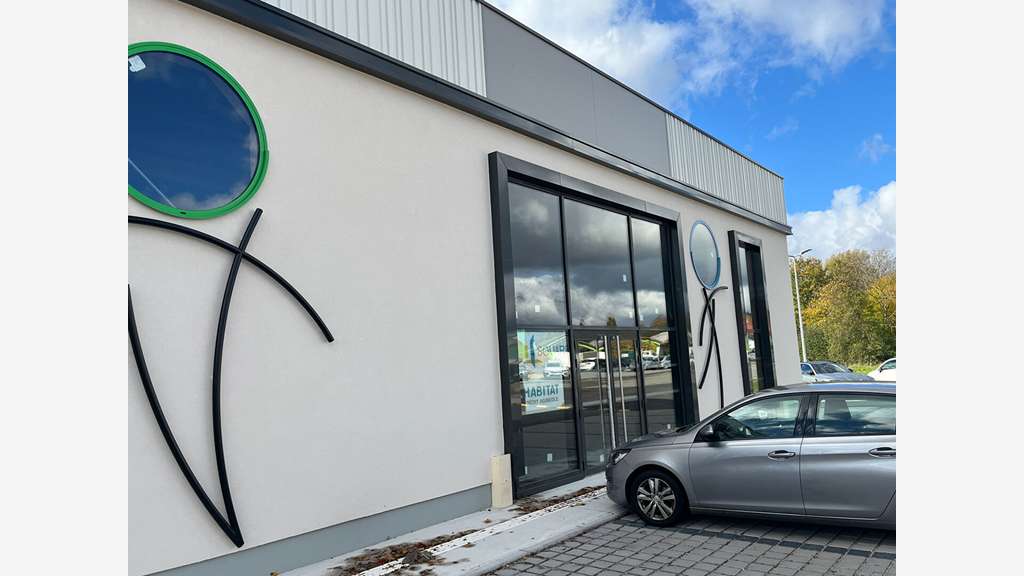 Local 300m² dans un ensemble neuf à Botans