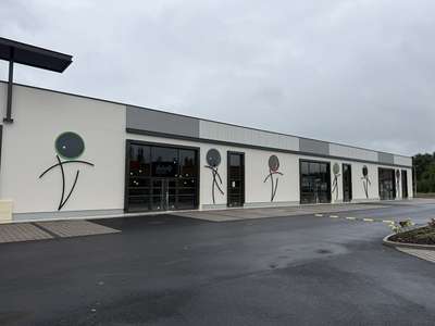 Local 300m² dans un ensemble neuf à Botans